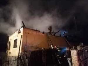 Incendiu casa Rucar - Incendiu puternic la o casă și anexele acesteia, în comuna Rucăr!