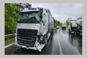 Impact între două TIR-uri la Cotmeana! Un bărbat transportat la spital 1 tir accident la