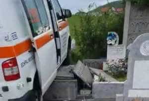 Salvare cimitir - (VIDEO) O ambulanță a ajuns într-un cimitir! Șoferul a uitat să tragă frâna de mână
