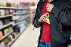 Pitești: Un tânăr de 23 de ani, reținut, după ce a furat de mai multe ori dintr-un hypermarket 1 Tanăr prins la furat