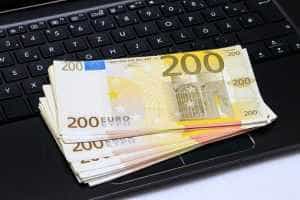 Reprezentantul unei firme din Pitești - păcălit de un individ să îi trimită laptopuri de 20.000 de lei 1 istockphoto laptop 200euro - Reprezentantul unei firme din Pitești - păcălit de un individ să îi trimită laptopuri de 20.000 de lei