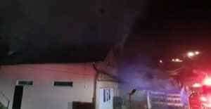 Incendiu Bughea - (VIDEO) Le-a luat foc acoperișul casei în miezul nopții