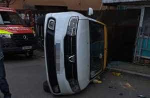 Taxi - (VIDEO) Accident în Pitești! Un taxi răsturnat