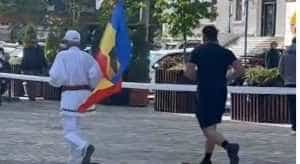 Participant in costum popular -  (VIDEO) La 76 de ani, participant la maraton, îmbrăcat în costum popular și cu steagul României