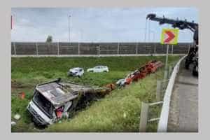 TIR cu mașini rasturnat