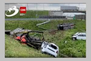 TIR încărcat cu 8 Dacia Duster s-a răsturnat pe A1! Șoferul găsit în stare gravă 1 TIR cu mașini rasturnat