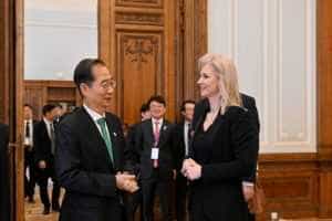 Alina Gorghiu si premierul coreean Han Duck soo - Președinta interimară a Senatului, Alina Gorghiu, la discuții cu premierul coreean, Han Duck-soo