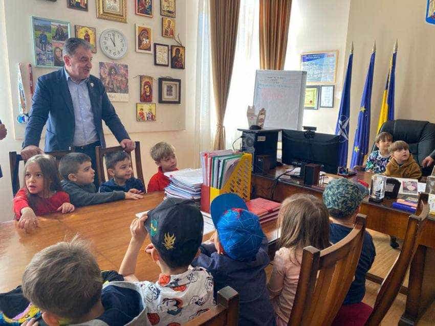 Gentea copii s au inghesuit pe scaunul primarului Sursă foto: Facebook Cristian Gentea