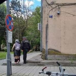 Pitești. Cerșetoare amendate de polițiștii locali 1 cerșetoare Pitești