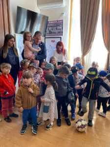 Pitești. Copiii s-au înghesuit pe scaunul primarului! 5 Sursă foto: Facebook Primaria Municipiului Pitesti.