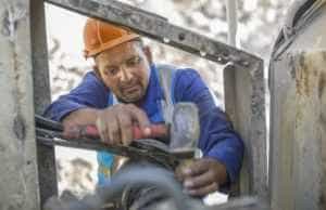 muncitor strain 620x400 1 - Accident grav cu 3 români în Italia! Trei muncitori au căzut dintr-o autospecială pentru lucrări la înălțime