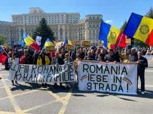 1. Protest AUR - Politicienii argeşeni – prinşi personal în scandalul violent al „copiilor furaţi”