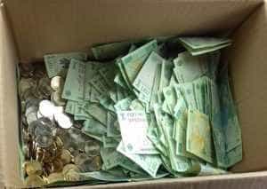 184c40b8 da4c 40b5 8d11 69638e7d797f - Salariul primit de un șofer de tir după ce și-a dat demisia: bancnote de un leu și monede de 50 de bani, puse într-o cutie.