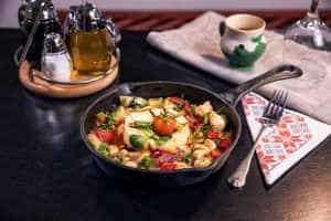 Casa Argeșeană Tradițional – petreceri cu muzică bună și bucate alese! S-a deschis și terasa! 2 casa argeseana mancare2 - Casa Argeșeană Tradițional – petreceri cu muzică bună și bucate alese! S-a deschis și terasa!