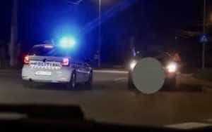 (VIDEO) „Comanda dumneavoastră va întârzia 30 de zile”! Curier din Cluj, prins în flagrant când făcea drifturi într-un sens giratoriu 1 masina politie 640x400 1 - (VIDEO) „Comanda dumneavoastră va întârzia 30 de zile”! Curier din Cluj, prins în flagrant când făcea drifturi într-un sens giratoriu