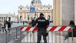 Alertă la Vatican: Un bărbat a fost oprit cu focuri de armă după ce trecut cu mașina de poarta de securitate 1 vatican - Alertă la Vatican: Un bărbat a fost oprit cu focuri de armă după ce trecut cu mașina de poarta de securitate