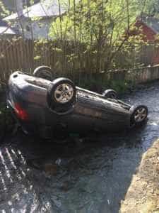 Accident la Rucăr! Autoturism răsturnat în râu! 1 masina rasturnata in rau la Rucăr