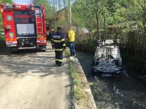 Accident la Rucăr! Autoturism răsturnat în râu! 2 masina rasturnata in rau la Rucăr