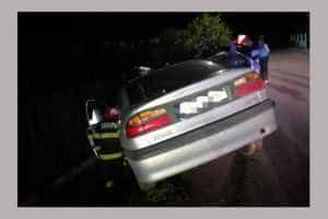 Au ajuns cu mașina într-un șanț la Priboieni! O tânără transportată la spital! 1 accident masina in sant