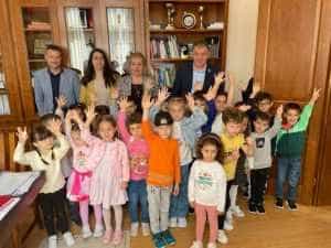 Cristian Gentea: ”Am primit cu bucurie vizita energizantă a celor mai mici și curioși piteșteni!” 1 Sursă foto: Facebook Cristian Gentea.