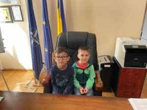 Cristian Gentea: ”Am primit cu bucurie vizita energizantă a celor mai mici și curioși piteșteni!” 1 Sursă foto: Facebook Cristian Gentea.