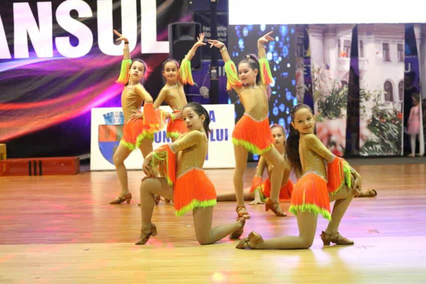 dansul florilor1 Sursă foto: Primăria Municipiului Pitesti