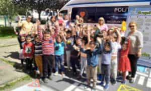 copii e1685105528465 - Copiii de la Grădinița „Pui de Lei” din Pitești au luat parte la activitățile preventive desfășurate de polițiști