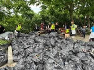 Cristian Gentea - voluntar la acțiunea de ecologizare. Peste 10,5 tone de deșeuri colectate într-o zi! 4 Pitestiul meu curat1 - Cristian Gentea - voluntar la acțiunea de ecologizare. Peste 10,5 tone de deșeuri colectate într-o zi!