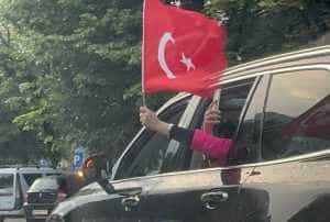 (Video) Turcii din Pitești sărbătoresc victoria lui Erdogan! 1 Turcii din Pitesti sarbatoresc - (Video) Turcii din Pitești sărbătoresc victoria lui Erdogan!