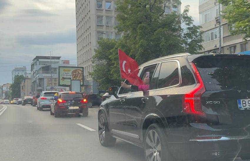 Turcii din Pitesti sarbatoresc victoria lui Erdogan