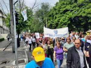 86dfc1fc ee0c 47bc aad2 6a2ee6bb2d37 - (VIDEO) Miting de amploare în Pitești! Profesorii au ieșit în stradă