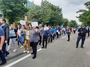 9df37dc0 c939 46c5 a2f6 fb56ff9d9f2a - (VIDEO) Miting de amploare în Pitești! Profesorii au ieșit în stradă