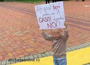 „Ați găsit bani pentru voi? Găsiți și pentru noi?”, mesajul unui copil, în cadrul protestului de astăzi! 1 Copil protest - „Ați găsit bani pentru voi? Găsiți și pentru noi?”, mesajul unui copil, în cadrul protestului de astăzi!