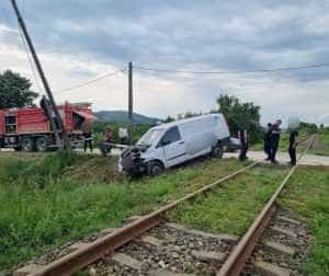 accident autoutilitara tren - (VIDEO) Argeș: Mașină spulberată de tren!