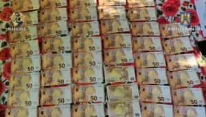 7 persoane reținute după ce au contrafăcut sute de euro! Au cumpărat aur, telefoane, utilaje agricole și cereale! 1 euro falsi e1685551179352 - 7 persoane reținute după ce au contrafăcut sute de euro! Au cumpărat aur, telefoane, utilaje agricole și cereale!