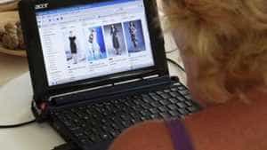 O femeie a comandat haine pe internet i a primit bidoane goale de vopsea Escrocul cu identitate fals are dosar penal - Abrud: Și-a comandat haine online, dar a primit bidoane goale și haine uzate