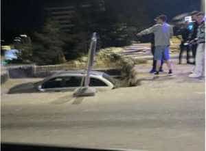 A parcat masina in groapa - (VIDEO) Imagini uluitoare pe o stradă din Craiova!