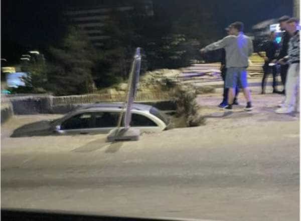 A parcat mașina în groapă
