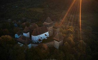 Sursă foto: Facebook MAT, Photo Credit: Biserica Evanghelică fortificată din Viscri, construită în secolul XIII, Brașov @Rareș Beșliu.