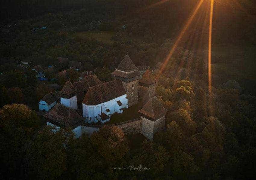 MAT Biserica Evanghelică fortificată din Viscri Sursă foto: Facebook MAT, Photo Credit: Biserica Evanghelică fortificată din Viscri, construită în secolul XIII, Brașov @Rareș Beșliu.