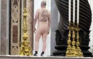 PROTESTA ALTAR VATIKAN RUMA GWERRA UKRAJNA - Un turist s-a dezbrăcat complet s-a urcat pe altarul Bisericii Sfântul Petru de la Vatican