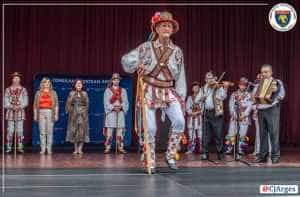 Sute de călușari prezenți la „Festivalului de căluș - Rusaliile la Pitești" 25 festival căluș Pitești Argeș