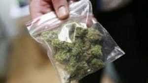 4cb7128eb3418eca3897d6744a6d7153 - Pitești: Tineri prinși cu plicuri de droguri la ei, în centrul orașului!