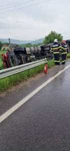 Încă un accident în Stâlpeni! Un tir s-a răsturnat, iar șoferul a ajuns la spital 1 Autotren rasturnat - Încă un accident în Stâlpeni! Un tir s-a răsturnat, iar șoferul a ajuns la spital