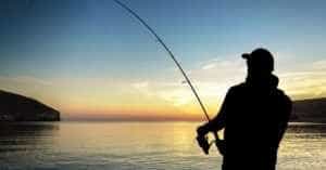 Barbat la pescuit noaptea - Un bărbat a avut parte de șocul vieții sale după ce a mers la pescuit pe Siret