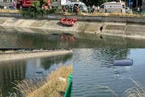 S-a urcat beat la volan și a ajuns cu mașina în râul Dâmbovița 1 Accident masina in rau - S-a urcat beat la volan și a ajuns cu mașina în râul Dâmbovița