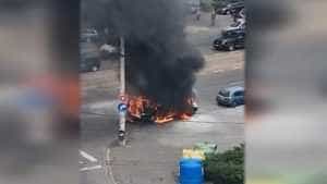 Incendiu Masina - Mașină cuprinsă de flăcări lângă o benzinărie din Capitală