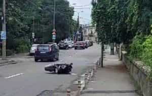 accident rutier cu motor e1687096990788 - Accident rutier în centrul Piteștiului! Un motociclist este rănit!