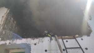 incendiu - Casă înghițită de flăcări în Argeș! Un bărbat este monitorizat de medici