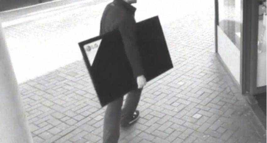 1-niste-baieti-prinsi-de-politie-cu-un-televizor-in-brate-totul-s-a-terminat-in-curtea-bisericii